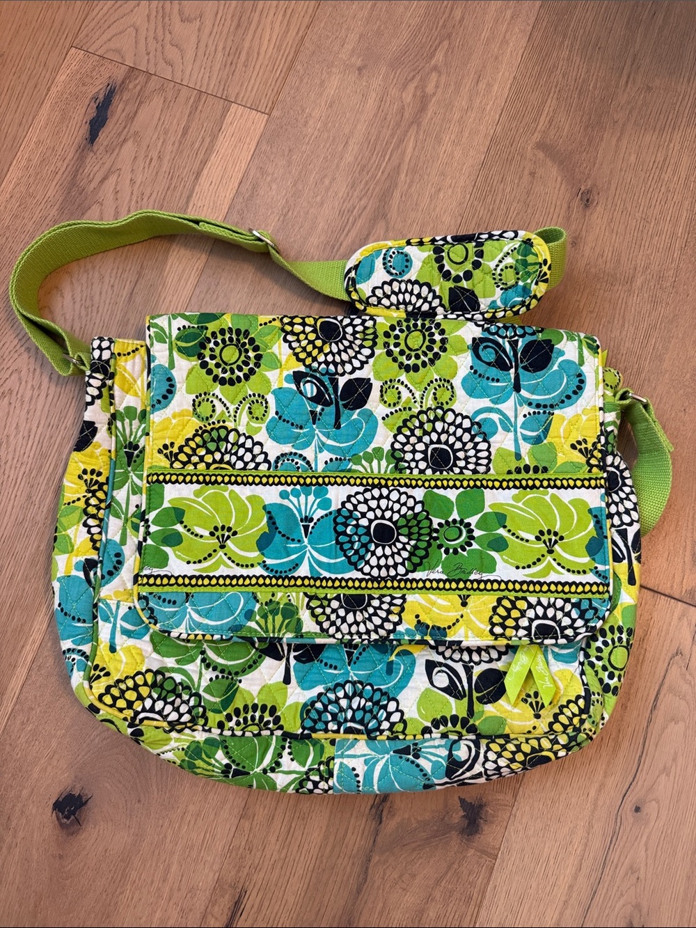 Vera Bradley Retired Pattern Limes Up Messenger Bag - Excellent!